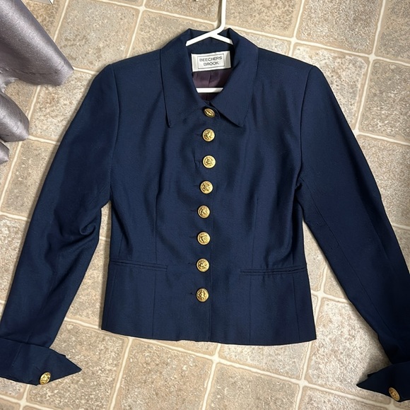 Beechers Brook women’s blazer with unique gold button details. - Picture 3 of 6